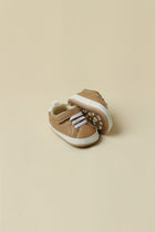 Tenis Khaki para bebe niño con correa de velcro